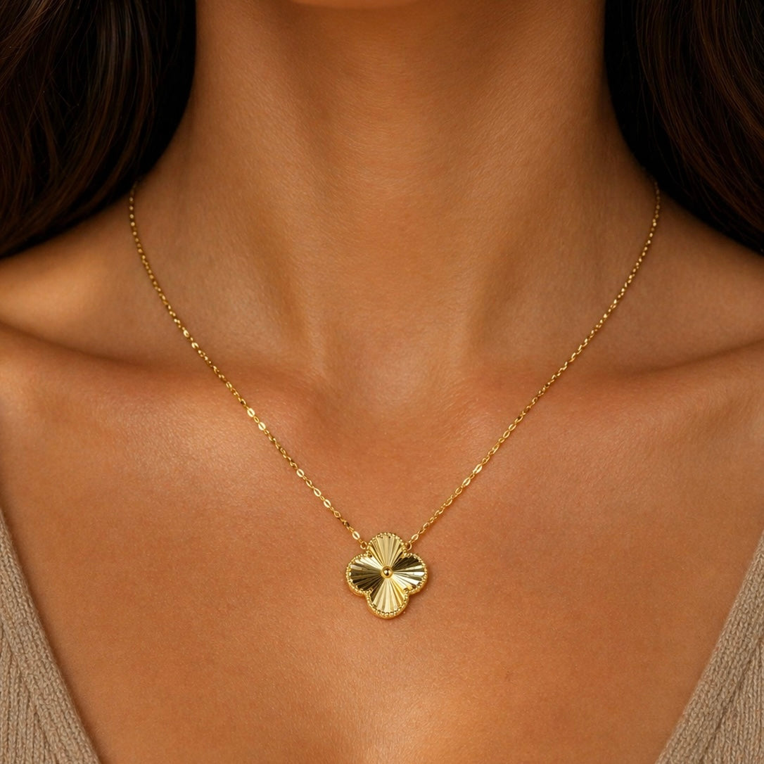 Collar con Colgante de Trébol