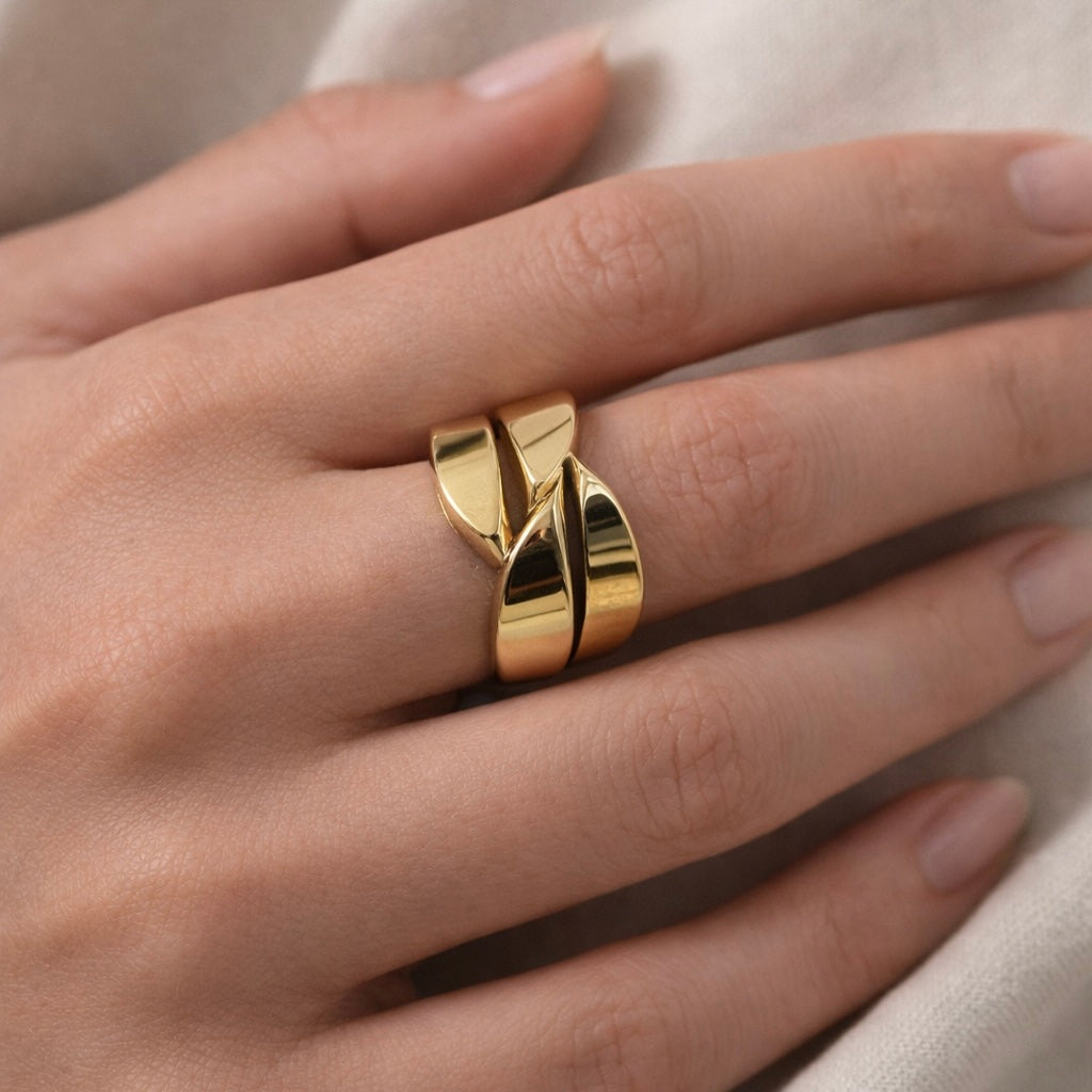 Anillo de Cinta Esculpida