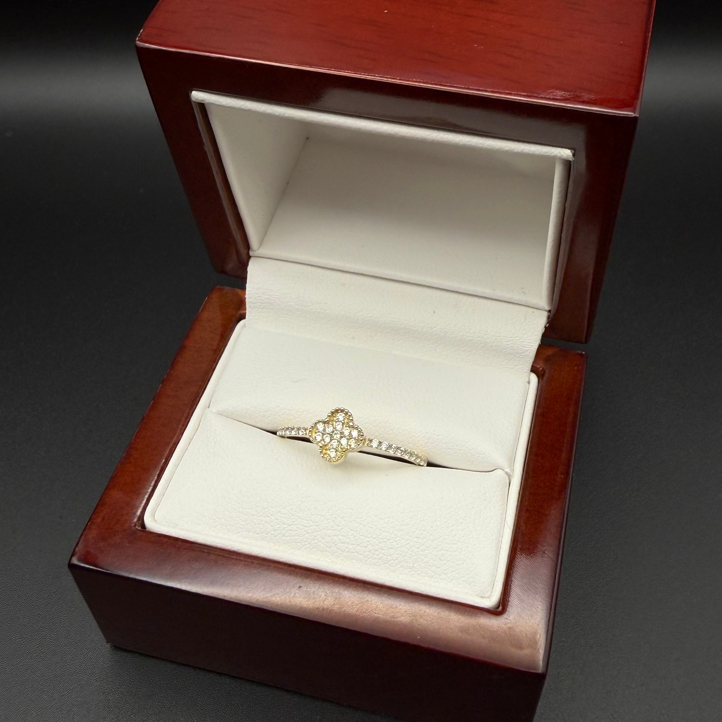 Anillo de Trébol Pavé