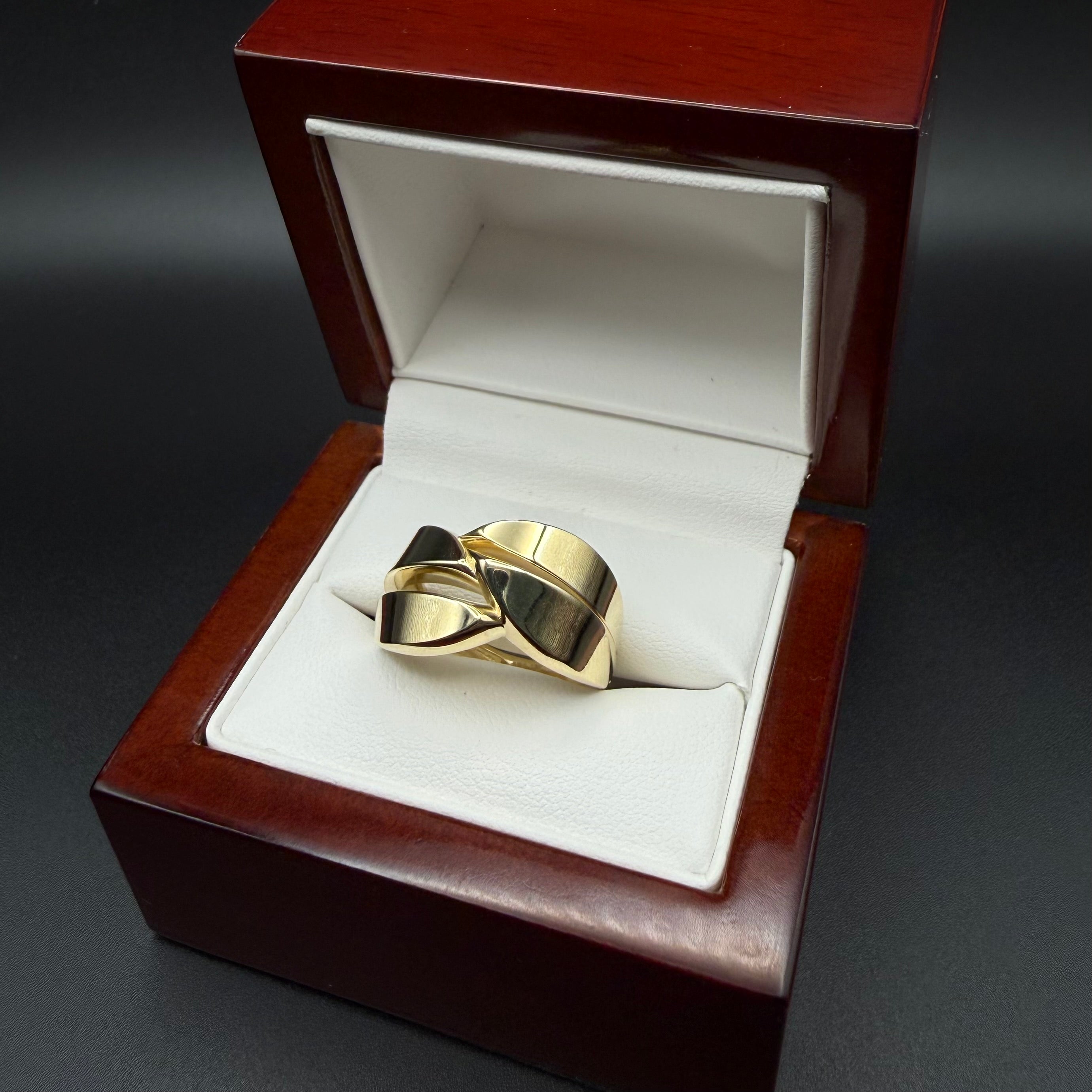 Anillo de Cinta Esculpida